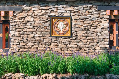 Eski taş duvar çiçek f ile Çin tarzı penceresi