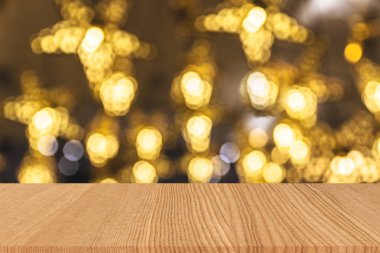 Ahşap masa perspektif üstü parlak sıcak ışık bokeh arka plan üzerinde