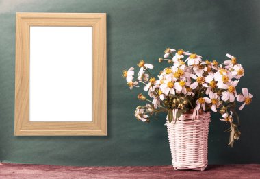 boş ahşap çerçeve mockup papatya çiçek sepeti ile 