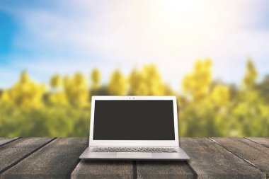 Absract sarı flo ile ahşap masa boş ekran ile dizüstü bilgisayar