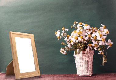 boş ahşap çerçeve mockup papatya çiçek sepeti ile 