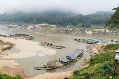 Güzel sahne sırasında zaman Doi Luang Chiang Dao Muz ağaçları ile korunan yaban hayatı alanlarda aşağıdan gündoğumu görünümünü.