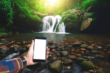 Boş smartphone şelale ile tutarak hipster gömlekli el bir