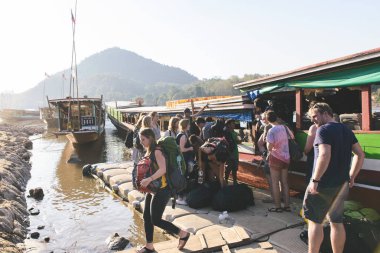 Sonra bir cruise gemi bırakarak turist tekne yavaş