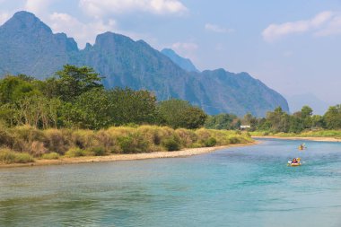 Vang Vieng, Laos - 17 Şubat 2017: Nam S Kayak turist