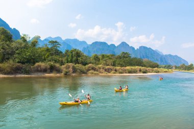 Vang Vieng, Laos - 17 Şubat 2017: Nam S Kayak turist