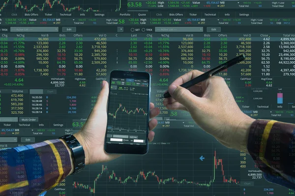 Dupla exposição da mão segurando telefone inteligente verificação financeira s — Fotografia de Stock