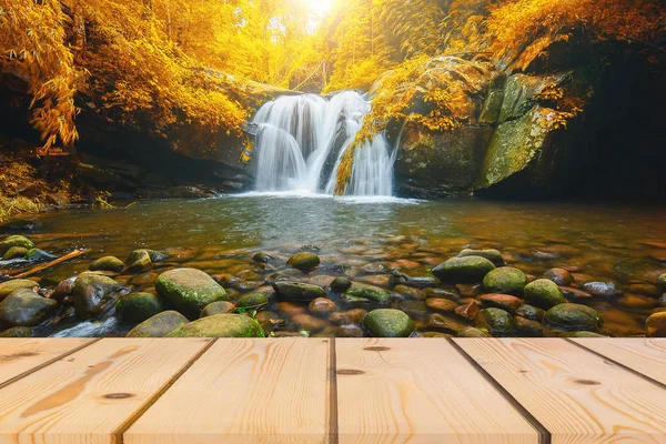 Perspektywy podłogi z drewna i naturalnych góry wodospad — Zdjęcie stockowe