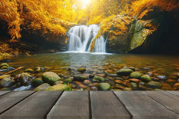 Pavimento in legno prospettiva e cascata naturale di montagna — Foto Stock