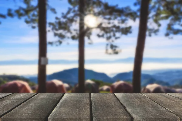Drewno na taras z perspektywy widok na wzgórza i mgły wi — Zdjęcie stockowe