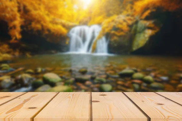 Houten vloer perspectief en natuurlijke berg waterval — Stockfoto