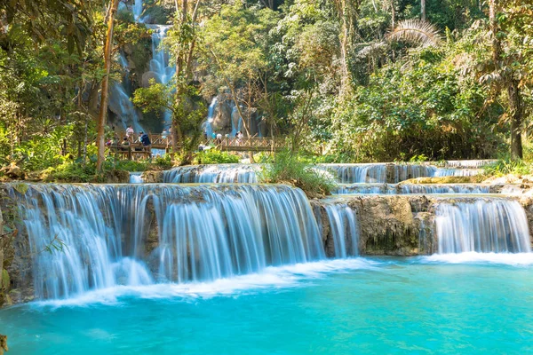 Cascata nella foresta, nomi "Tat Kuang Si Waterfalls — Foto Stock