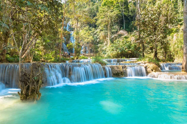 Cascata nella foresta, nomi "Tat Kuang Si Waterfalls — Foto Stock