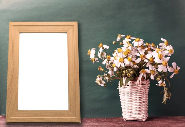 Telaio in legno bianco mockup con cesto di fiori di camomilla — Foto Stock
