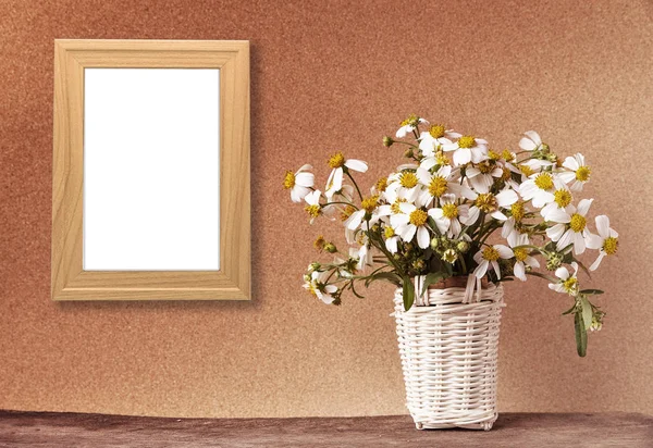 Maqueta de marco de madera en blanco con cesta de flores de manzanilla —  Fotos de Stock