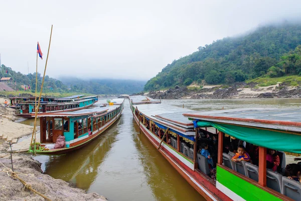 Slow boat from Chiangkhong to Luang Prabang while alongside at P — Stock Photo, Image