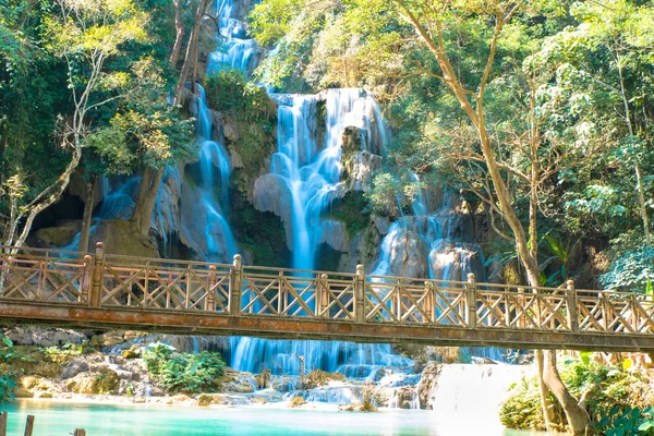 Cascada en el bosque, nombres "Tat Kuang Si Cascadas — Foto de Stock