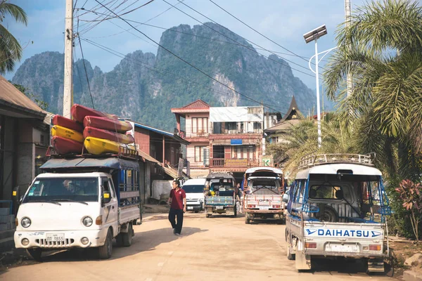 Viajero preparar viaje en barco en Vang Vieng, Laos. Vang Vi. — Foto de Stock