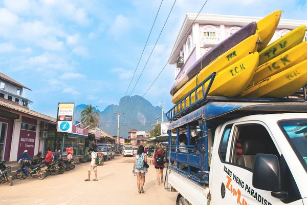 Traveler prepare travel by boat on in Vang Vieng, Laos. Vang Vi — Stock Photo, Image