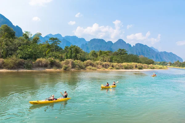 Vang Vieng, Laos - 17 de febrero de 2017: Turistas haciendo kayak en Vietnam — Foto de Stock