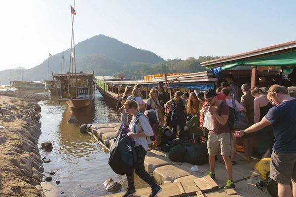 Turistas mientras abandonan el barco después de un crucero lento — Foto de Stock