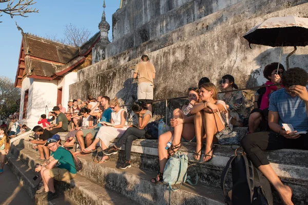 Viajeros esperando a ver el atardecer en el Templo Phu Si, Luang Pr — Foto de Stock