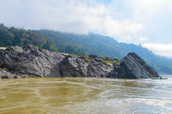 Una de las mejores partes del río mekong: el hermoso e impresionante paisaje de Pakbeng, Laos entre Houay Xai y luang prabang desde un barco lento . — Foto de Stock