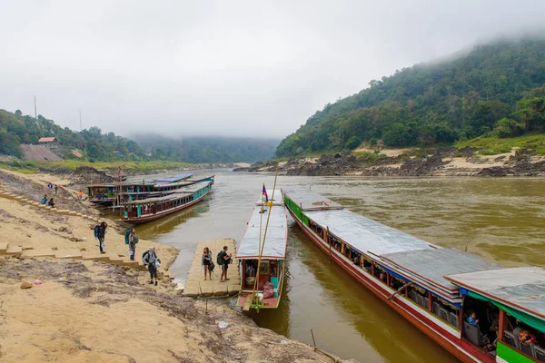 Slow boat from Chiangkhong to Luang Prabang while alongside at P — Stock Photo, Image