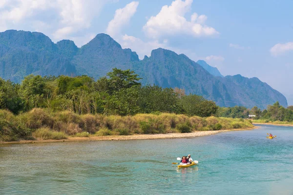 Vang Vieng, Laos - 17 de febrero de 2017: Turistas haciendo kayak en Vietnam — Foto de Stock