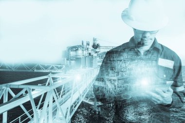 Mühendis veya teknisyen adamın güvenlik kask ile çift pozlama