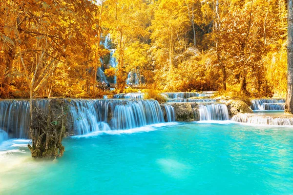 Cascata nella foresta, nomi "Tat Kuang Si Waterfalls" a Luang — Foto Stock