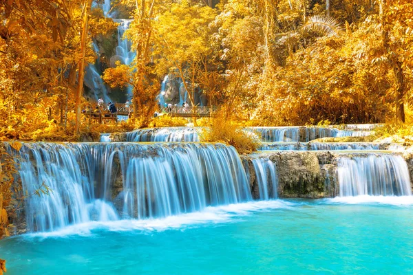 Cascata nella foresta, nomi "Tat Kuang Si Waterfalls" a Luang — Foto Stock