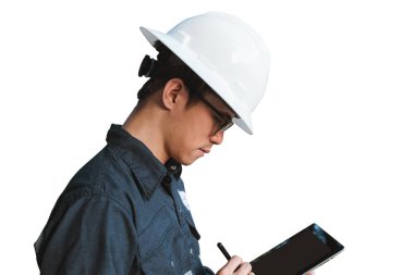 Mühendis veya teknisyen beyaz kask, gözlük ve mavi çalışma