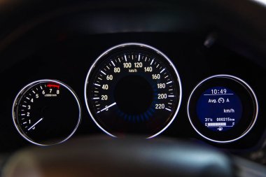 Tam ön cam ile portre iç modern araba konsol göstermek sp