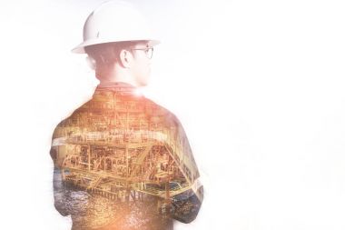 Mühendis veya teknisyen adamın güvenlik kask ile çift pozlama