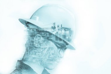 Mühendis veya teknisyen adamın güvenlik kask ile çift pozlama