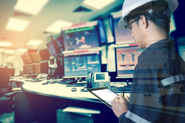 Mühendis veya teknisyen adamın çalışma gömlekli çift pozlama 