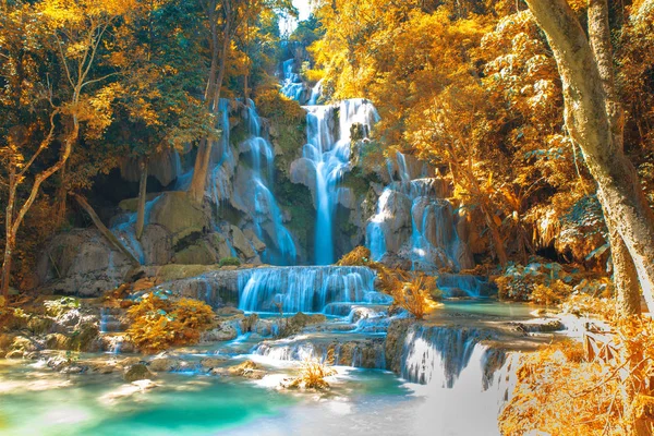 Cascata nella foresta, nomi "Tat Kuang Si Waterfalls — Foto Stock