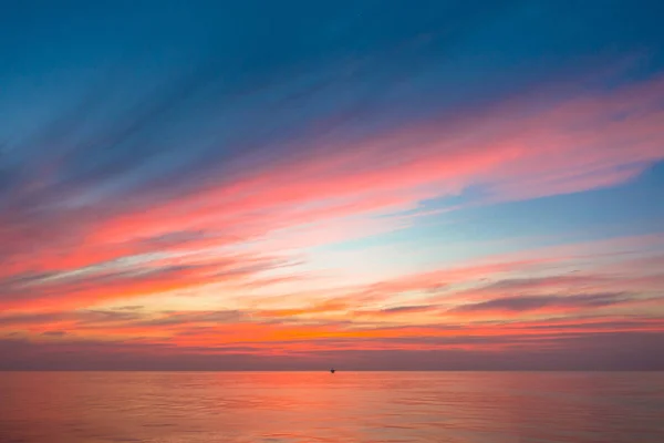 Огненный оранжевый закат неба теплый свет с облаками, красивый для ба — стоковое фото