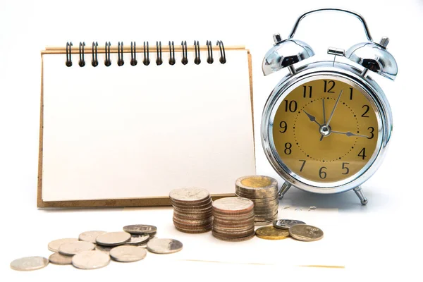 Bloc de notas en blanco con calculadora. Libreta, reloj y monedas en whit — Foto de Stock