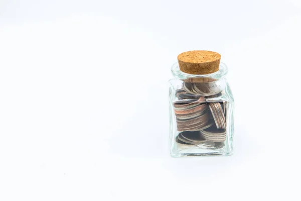 Garrafa de moedas, com etiqueta de papel em branco no fundo branco busine — Fotografia de Stock
