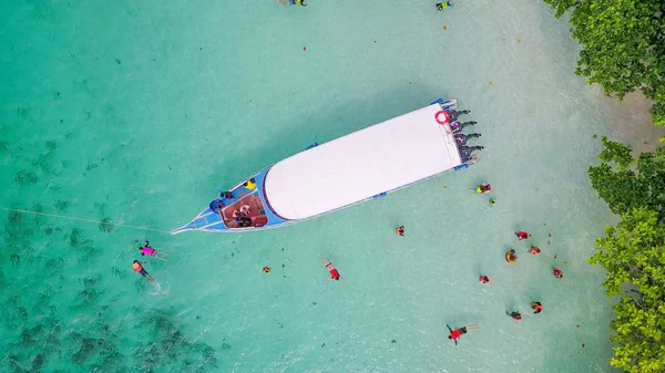 Letecký pohled na motorový člun s krásné moře a pláže, Top vie — Stock fotografie
