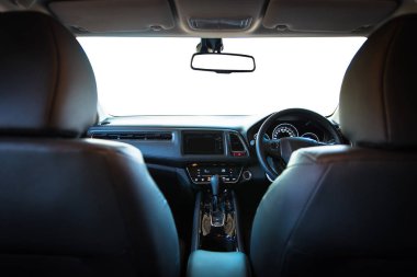 Tam ön cam ile portre iç modern araba konsol göstermek sp