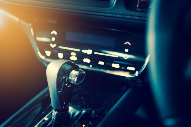 Tam ön cam ile portre iç modern araba konsol göstermek sp