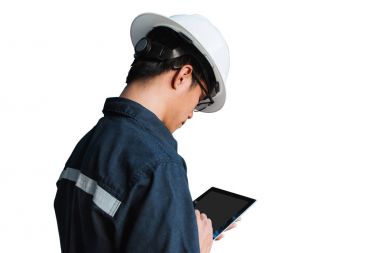 Mühendis veya teknisyen beyaz kask, gözlük ve mavi çalışma