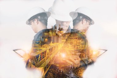 Mühendis veya teknisyen adamın güvenlik kask ile çift pozlama