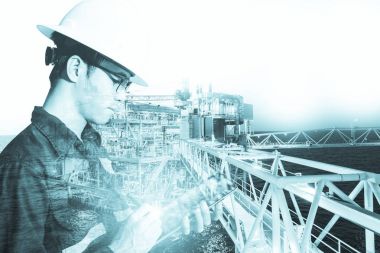 Mühendis veya teknisyen adamın güvenlik kask ile çift pozlama