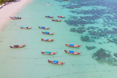 Havadan görünümü grup uzun kuyruk üzerinde tekne ile güzel deniz ve
