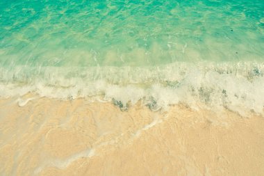 Kumlu sahilde tropikal deniz dalga yumuşak. Doğal yaz