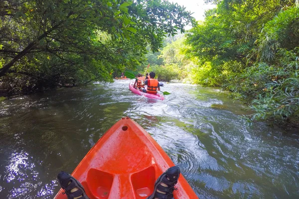Un kayak de aguas bravas mientras ondea en el río en la provincia de Satun , —  Fotos de Stock